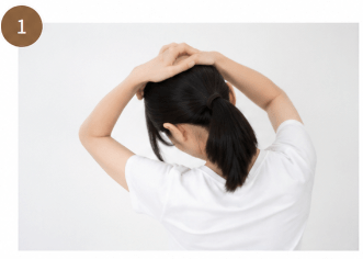 首や肩のストレッチ